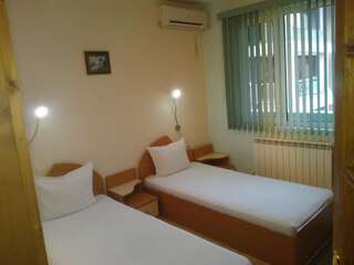 Отель Hotel Tsarevets Асеновград Двухместный номер с 1 кроватью или 2 отдельными кроватями-13