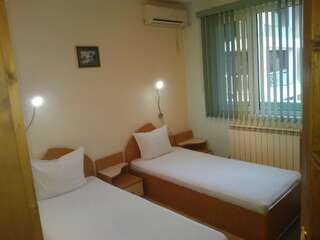 Отель Hotel Tsarevets Асеновград Двухместный номер с 1 кроватью или 2 отдельными кроватями-1